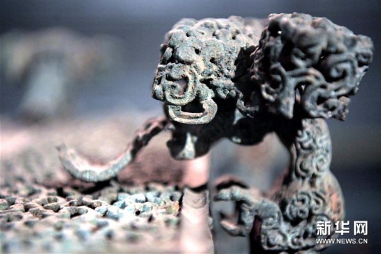 在河南博物院的展厅里，国宝云纹铜禁总是能吸引观众驻足观赏